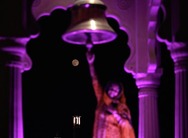 Полнолуние в Нью-Дели, Индия.