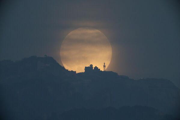 Бобровая Луна над горой Тайшань в Тайане, провинция Шаньдун, Китай.