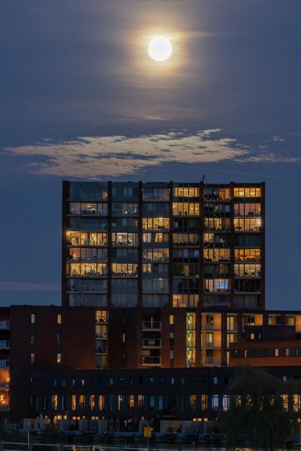 Самая большая полная луна 2025 года над городом Эйндховен, Нидерланды.