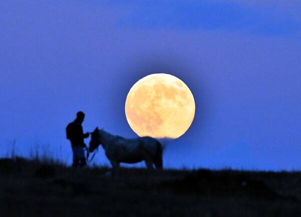 Полная луна в городе Карс, Турция.