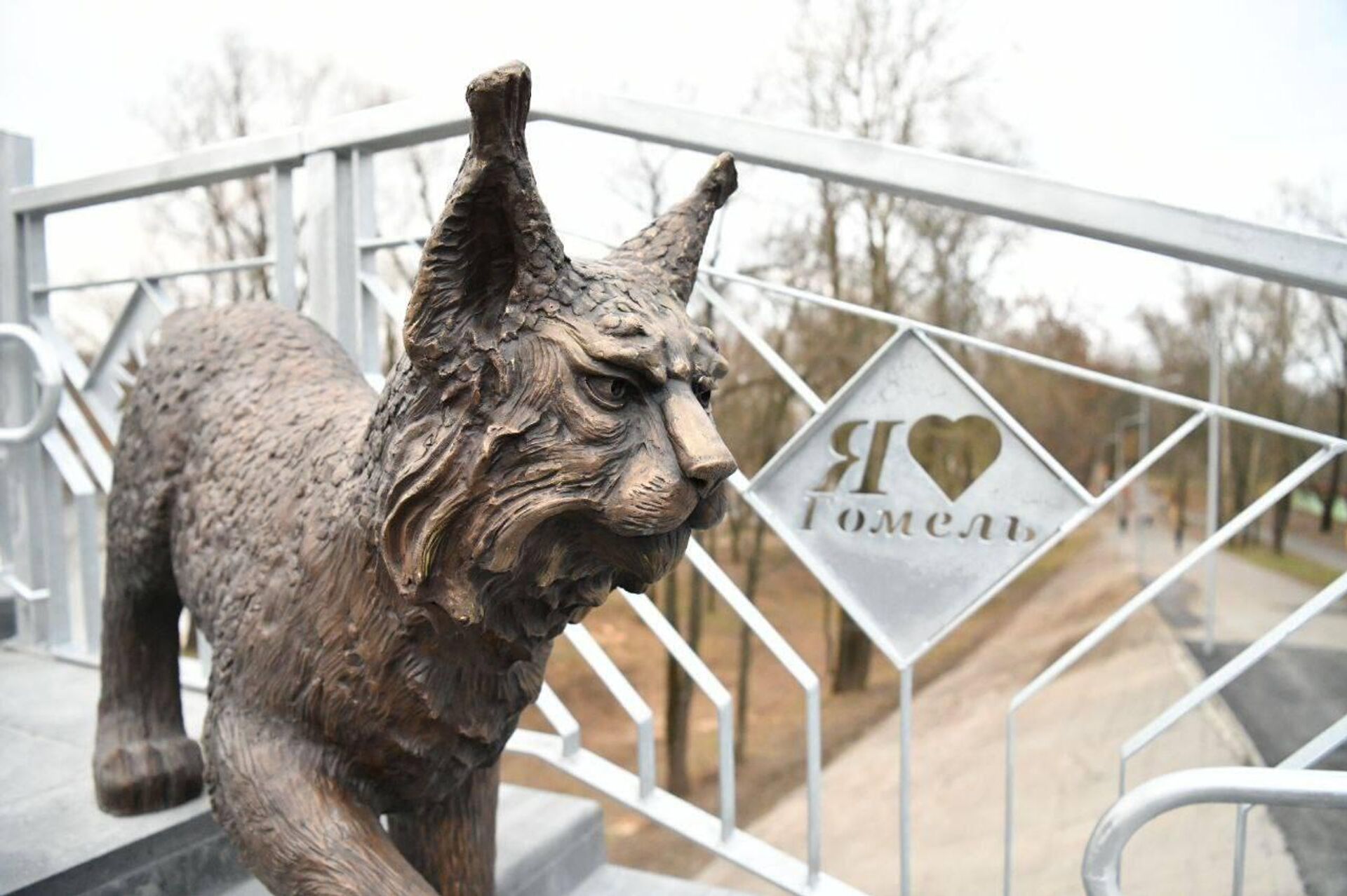 Бронзовые рыси на мосту