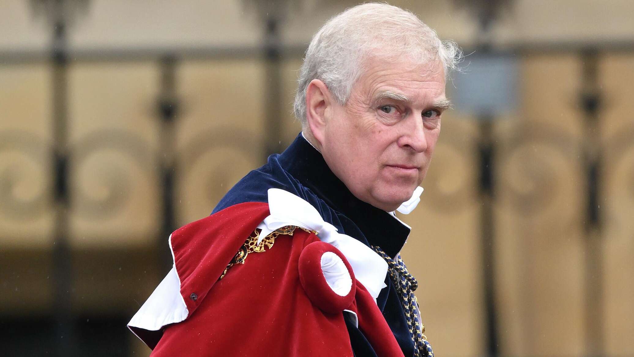 Брат короля Великобритании Эндрю официально лишен титула принца Брат короля Великобритании Эндрю официально лишен титула принца