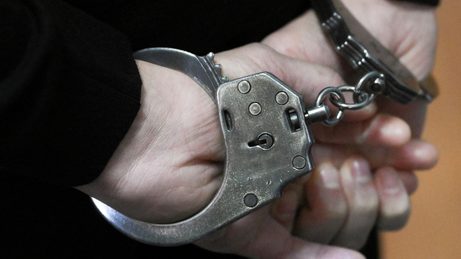 Обвиняемый в наручниках