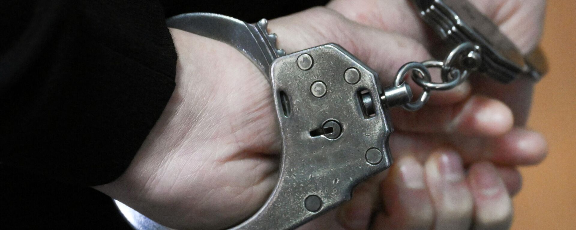 Обвиняемый в наручниках