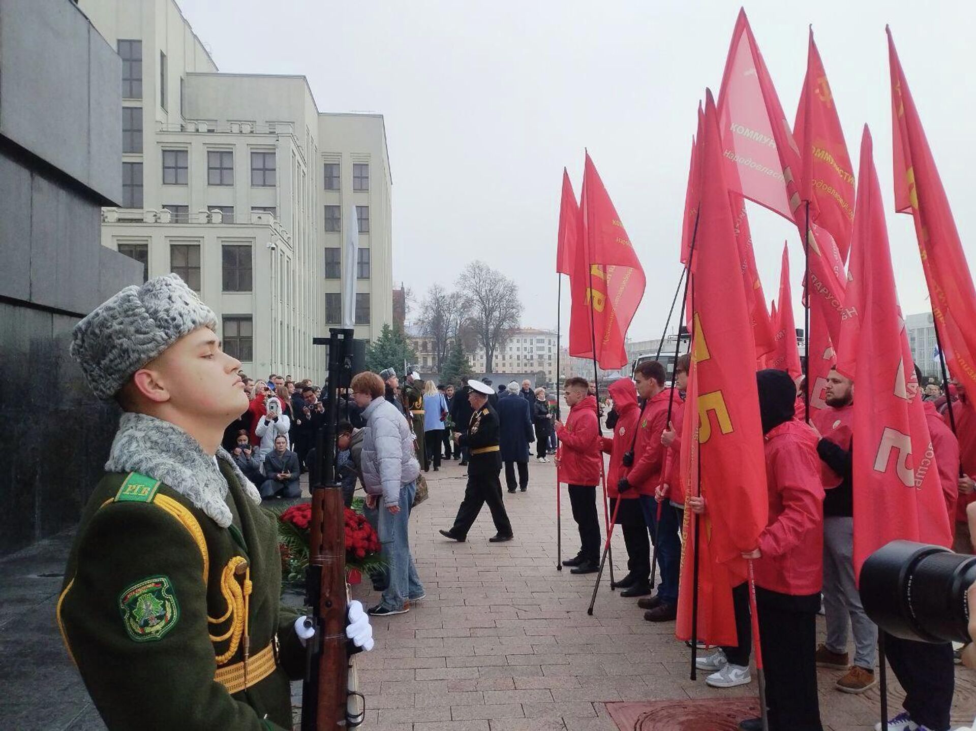 Возложение цветов к памятнику Ленину в Минске
