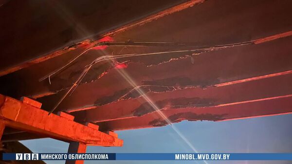 Экскаватор на грузовике повредил путепровод на трассе Гродно-Минск - Sputnik Беларусь