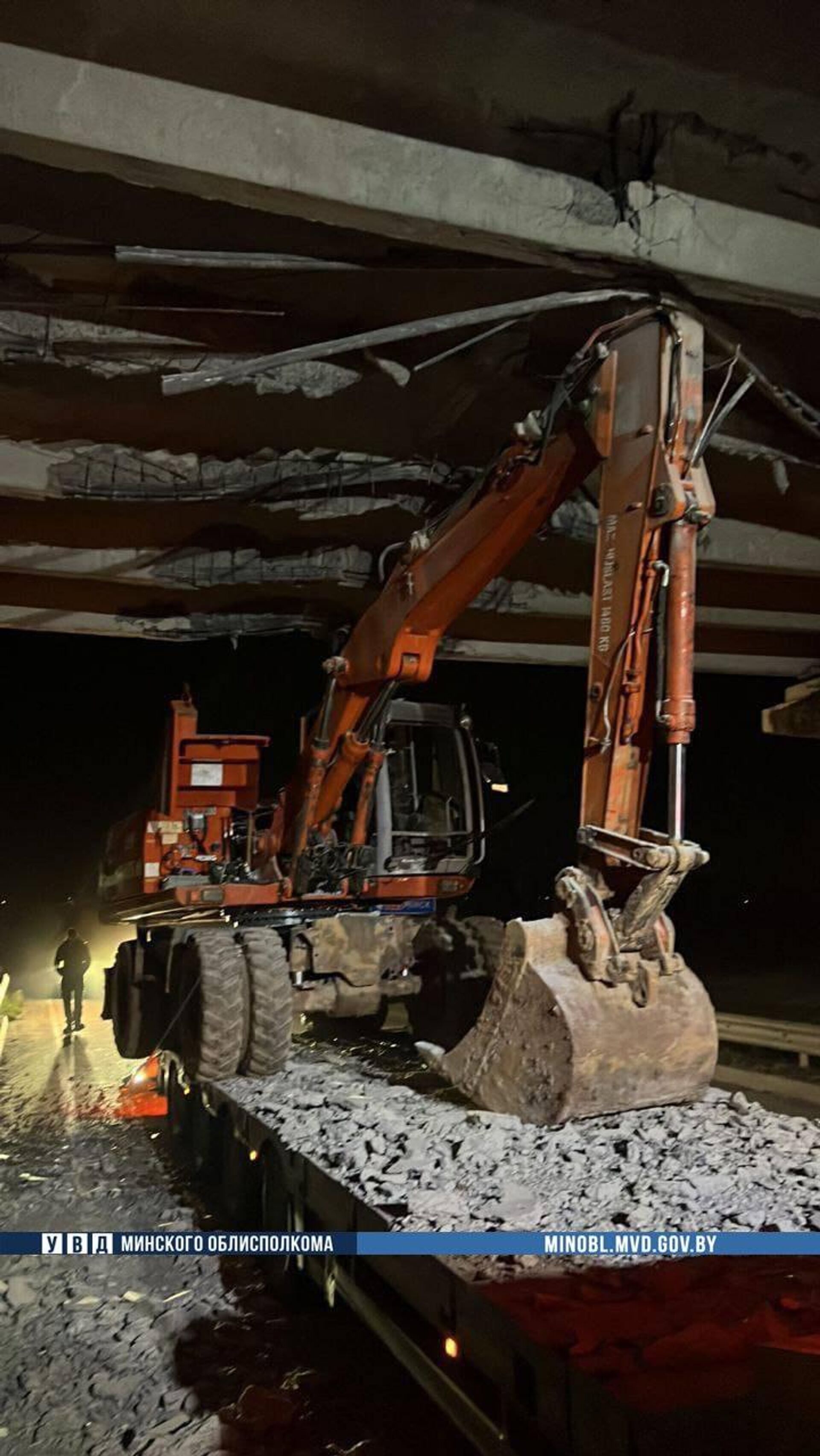 Экскаватор на грузовике повредил путепровод на трассе Гродно-Минск - Sputnik Беларусь, 1920, 08.11.2025