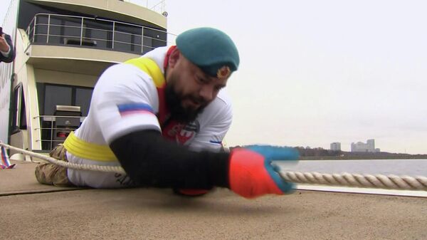 Ветеран СВО без ног установил рекорд, сдвинув с места 60-тонную яхту (видео) - Sputnik Беларусь