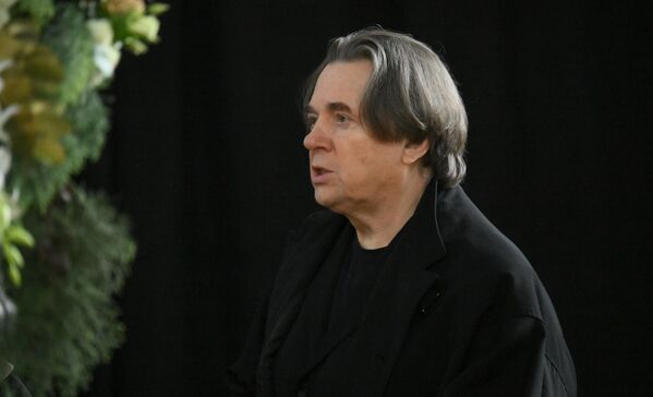 Генеральный директор Первого канала, продюсер Константин Эрнст выступает с речью на церемонии прощания с телеведущим Юрием Николаевым - Sputnik Беларусь