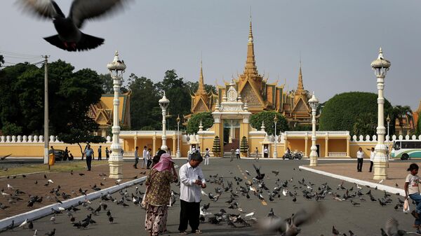 Люди кормят голубей у Королевского дворца в Пномпене, Камбоджа - Sputnik Беларусь