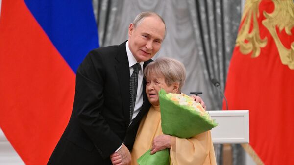 Президент РФ Владимир Путин и композитор Александра Пахмутова, архивное фото - Sputnik Беларусь