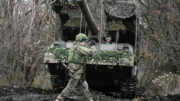 Военнослужащие расчета самоходной пушки 2С7 Пион - Sputnik Беларусь