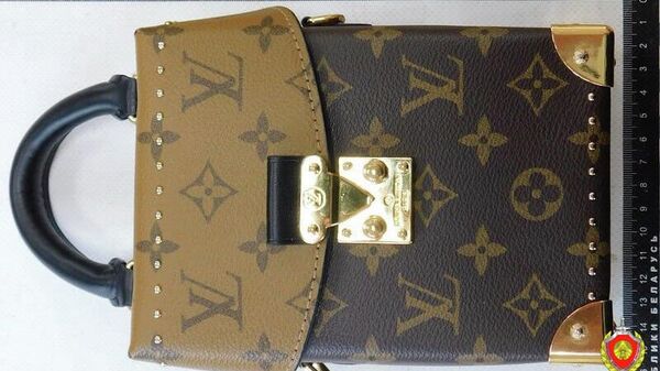 Сумка, купленная в фирменном магазине - Sputnik Беларусь