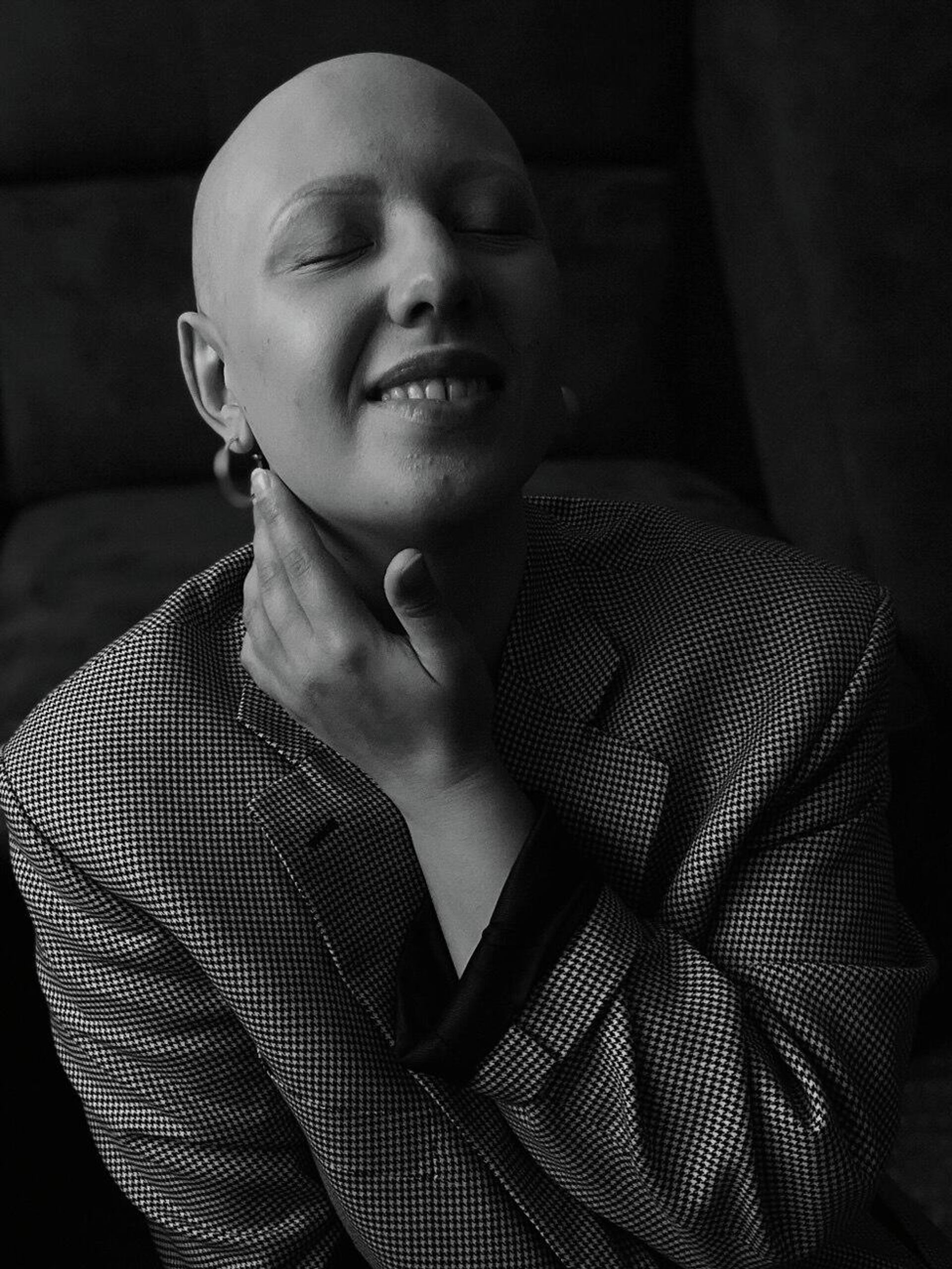 Ольге сложно было попрощаться со своими роскошными волосами, но поддержка мужа придала ей уверенности. Ольге сложно было попрощаться со своими роскошными волосами, но поддержка мужа придала ей уверенности. - Sputnik Беларусь, 1920, 12.11.2025