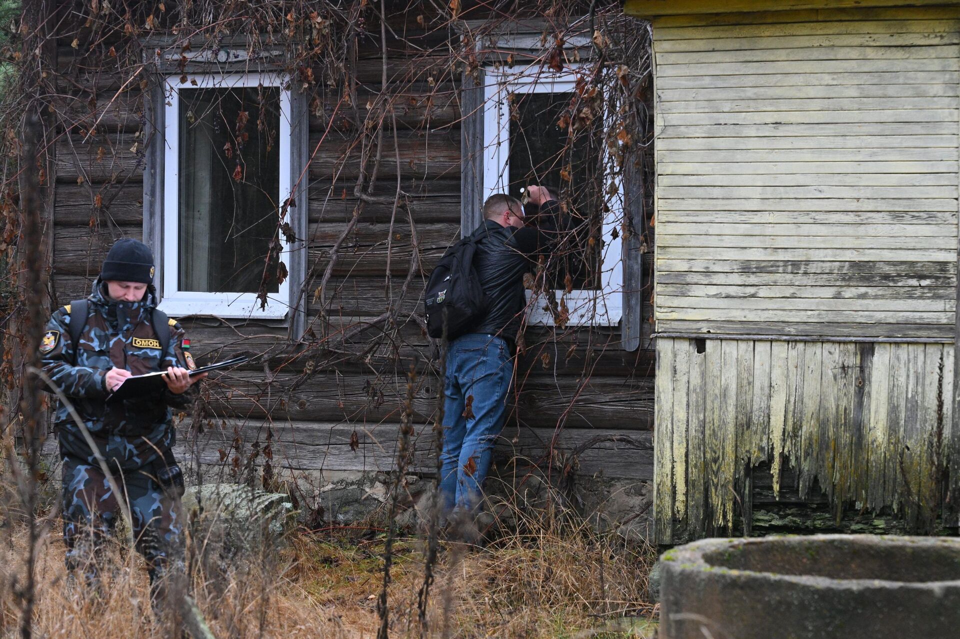 Проверяют все дома и колодцы