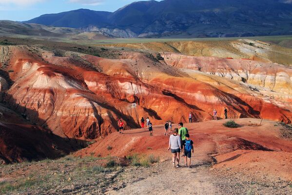 Туристы в долине Кызыл-Чин в Чуйской степи Республики Алтай - Sputnik Беларусь