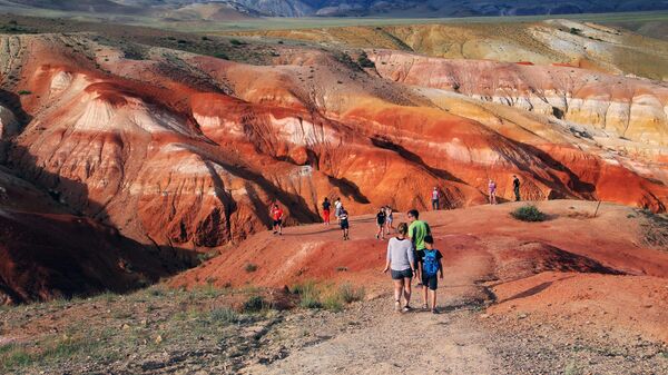 Туристы в долине Кызыл-Чин в Чуйской степи Республики Алтай - Sputnik Беларусь