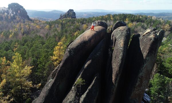 64-летний скалолаз Андрей Дидух на скале Перья в Красноярском крае. Дидух - один из представителей неформального сообщества &quot;столбистов&quot;, более 50 лет он посвятил бесстраховочному лазанию по скалам в национальном парке &quot;Столбы&quot;.  - Sputnik Беларусь