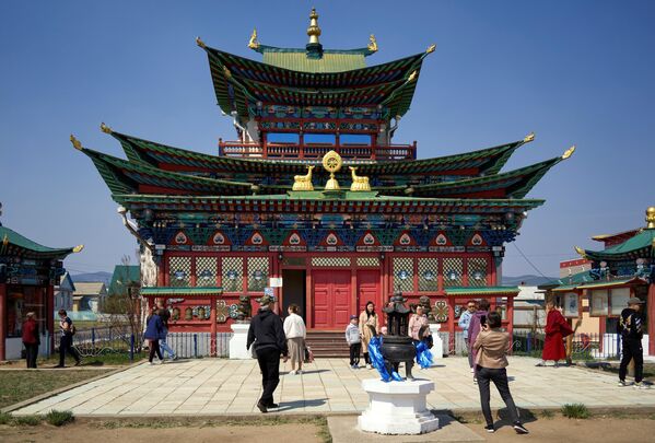 Дворец Пандито Хамбо-ламы Итигэлова на территории главного буддийского монастыря России — Иволгинского дацана в Бурятии. - Sputnik Беларусь