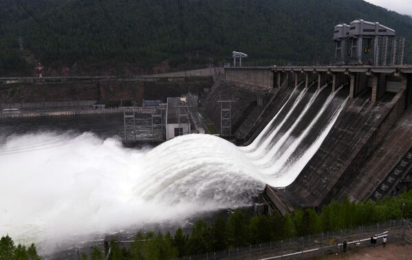 Сброс воды на Красноярской ГЭС. Уникальный рукотворный водопад с расходом воды в 7 тысяч кубометров в секунду.  - Sputnik Беларусь