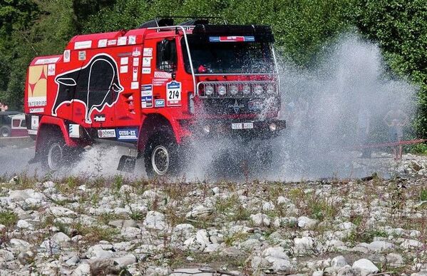 Многія сапернікі не верылі, што беларусы дабяруцца да фінішу на фактычна серыйным грузавіку, дапрацаваным пад тэхнічны рэгламент ралі-рэйду. - Sputnik Беларусь