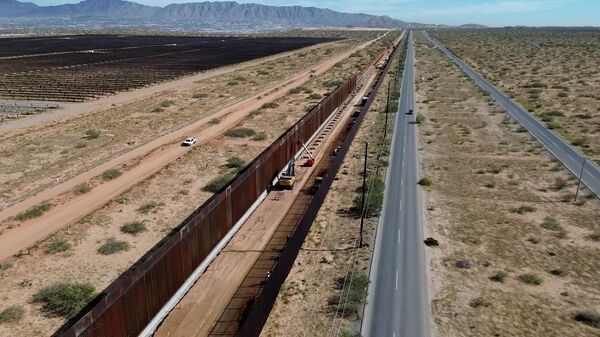 США строят новую 11-километровую стену от мигрантов на границе (видео) - Sputnik Беларусь