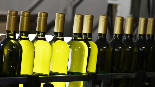 Бутэлькі віна на канвееры ў цэху вінаробнай гаспадаркі ў Краснадарскім краі - Sputnik Беларусь