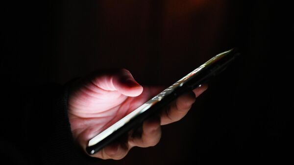 Мобильный телефон в руках - Sputnik Беларусь