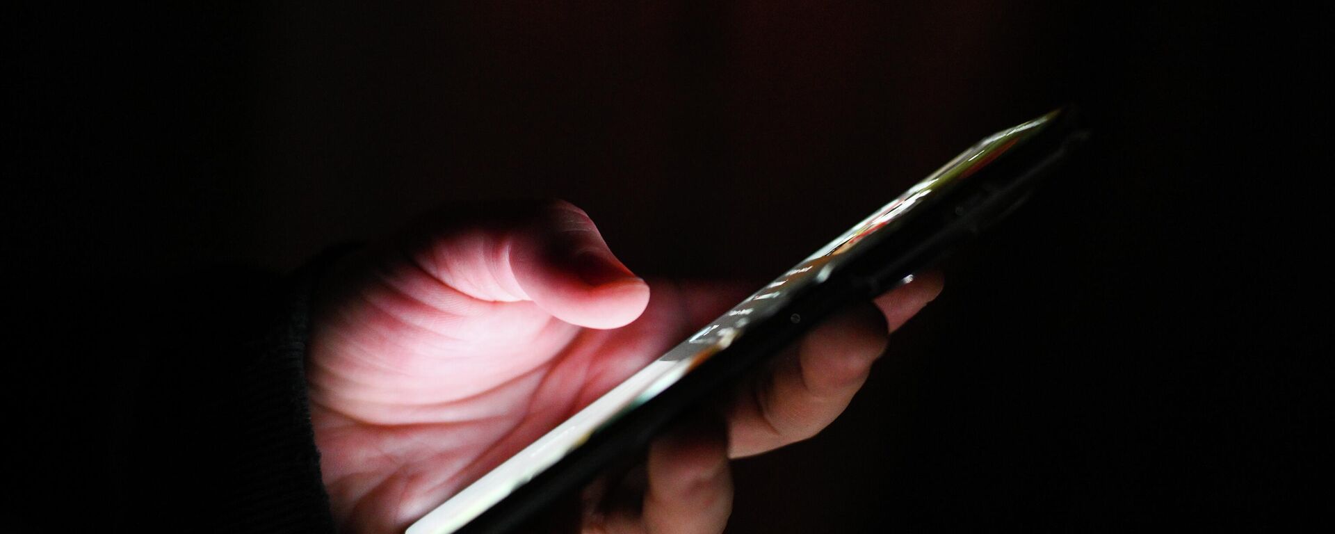 Мобильный телефон в руках - Sputnik Беларусь, 1920, 14.11.2025