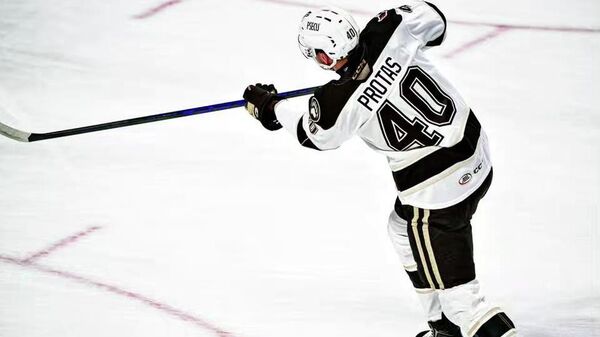 Белорусский нападающий Херши Илья Протас - Sputnik Беларусь