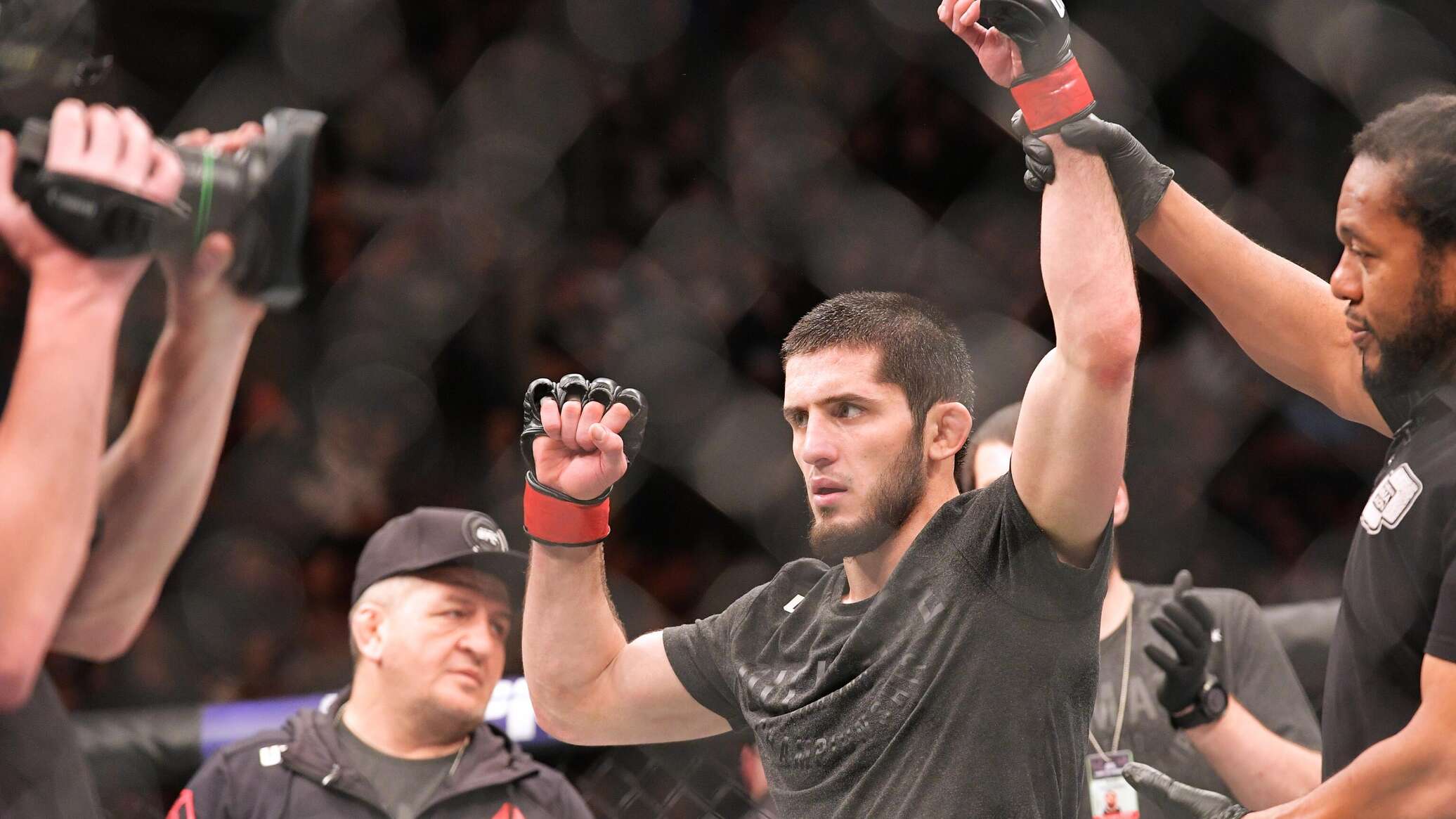 Боец из России впервые взял чемпионский титул в двух весовых категориях UFC Боец из России впервые взял чемпионский титул в двух весовых категориях UFC