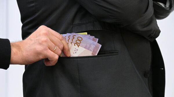 Передача денег (фото носит иллюстративный характер) - Sputnik Беларусь