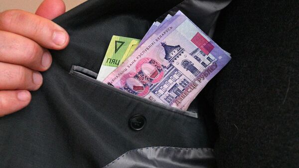 Деньги в кармане (фото носит иллюстративный характер) - Sputnik Беларусь