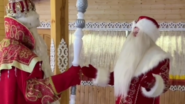 Встреча российского и белорусского Дедов Морозов - Sputnik Беларусь