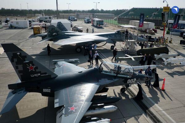 Вучэбна-баявы самалёт Як-130М (на пярэднім плане) і знішчальнік Су-57Э. - Sputnik Беларусь