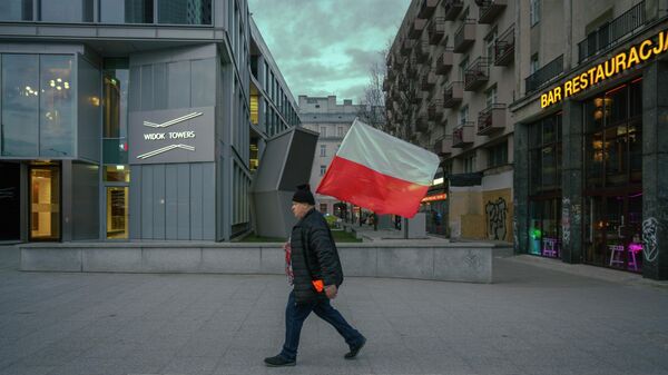 Мужчина с флагом Польши - Sputnik Беларусь