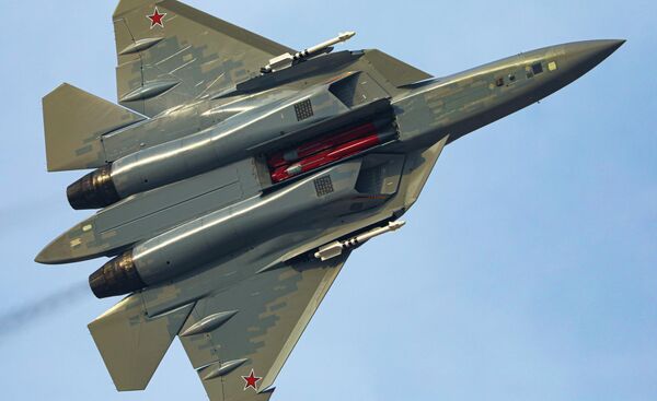 Знішчальнік Су-57Э прадстаўлены ўпершыню і прыняў удзел у паказальным палёце. - Sputnik Беларусь