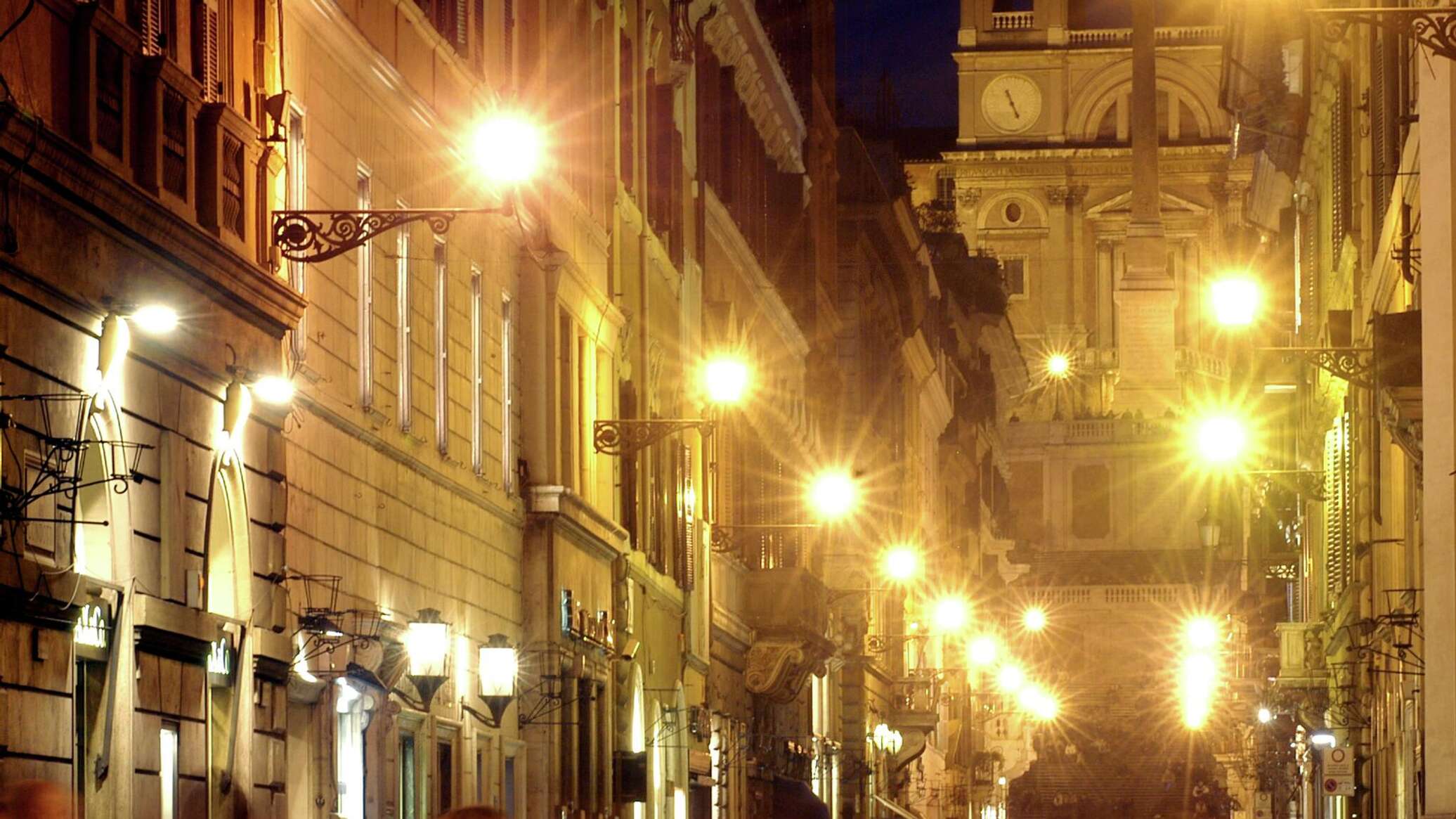 Воры обокрали бутик в Риме, въехав внутрь прямо на автомобиле Воры обокрали бутик в Риме, въехав внутрь прямо на автомобиле