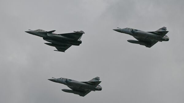 Истребитель RAFALE C и два истребителя Mirage 20005F - Sputnik Беларусь