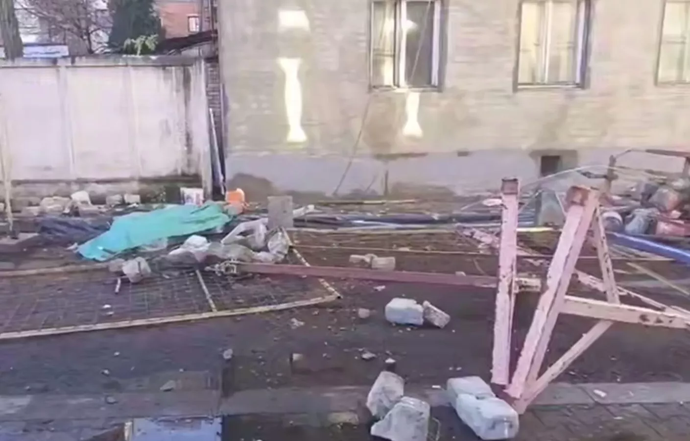 Рабочий погиб при падении строительной люльки в Бресте