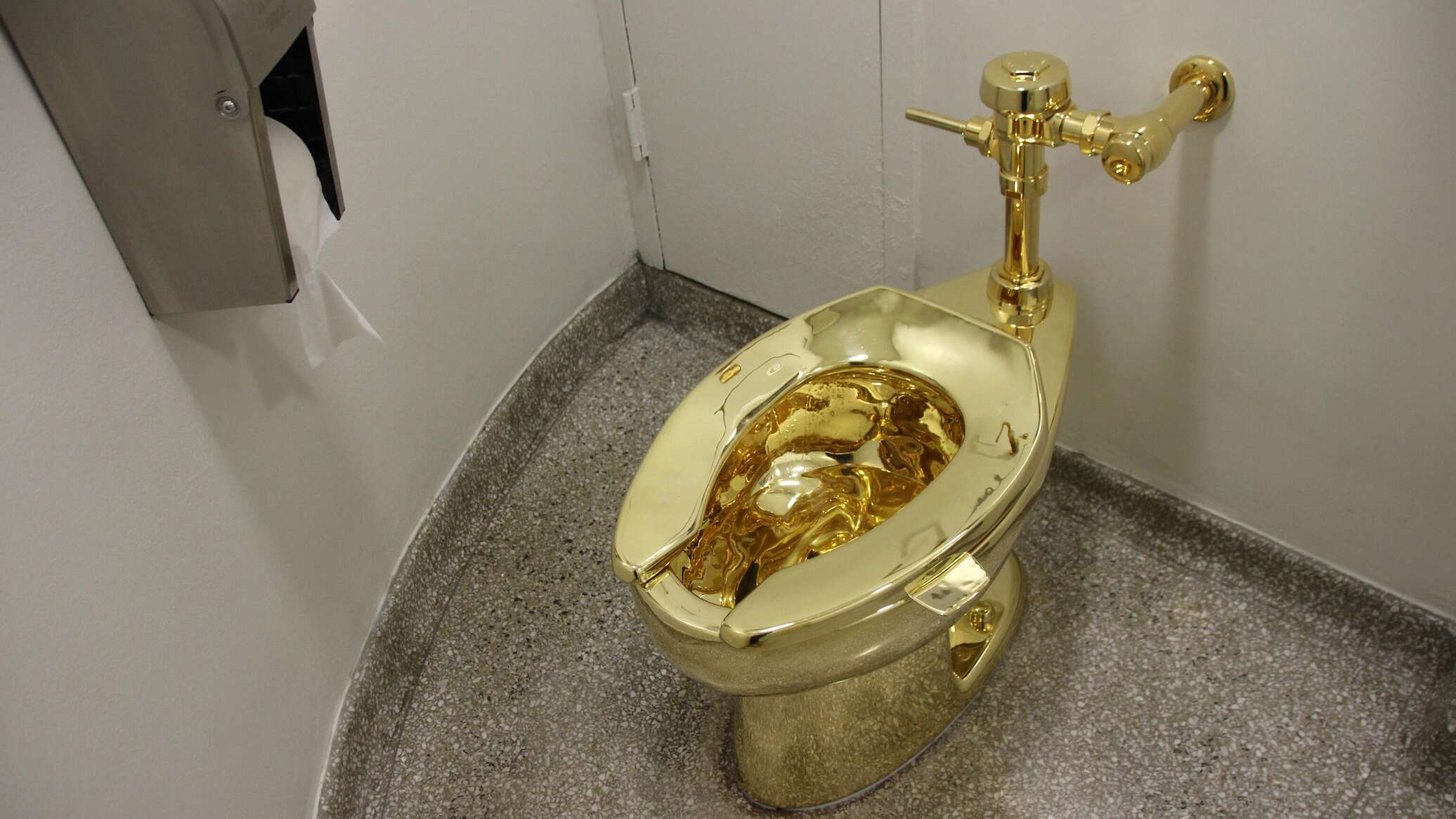 100 кг золота за ,1 млн: унитаз «Америка» продали на Sotheby’s 100 кг золота за ,1 млн: унитаз «Америка» продали на Sotheby’s