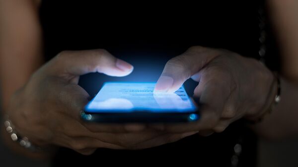 Мобильный телефон в руках девушки - Sputnik Беларусь