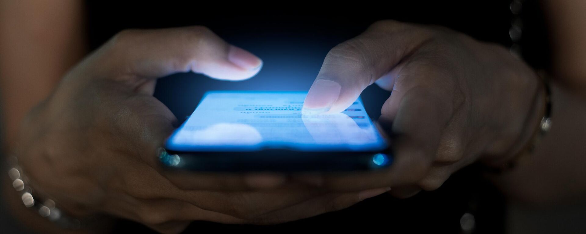 Мобильный телефон в руках девушки - Sputnik Беларусь, 1920, 19.11.2025