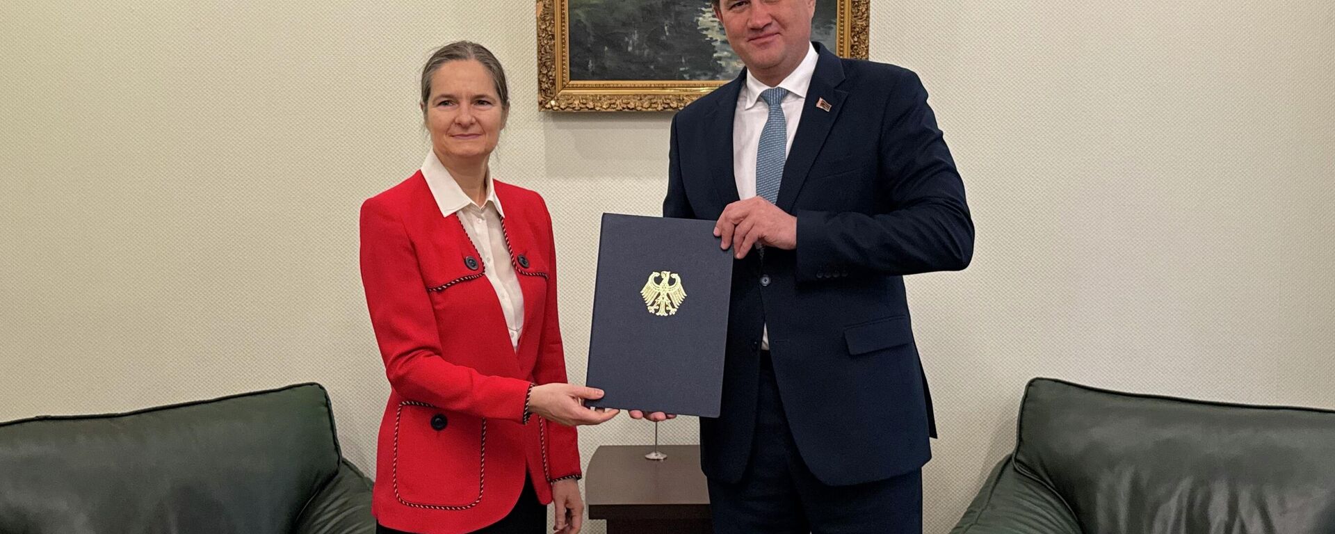 Министр иностранных дел Беларуси Максим Рыженков и Поверенная в делах ФРГ в Республике Беларусь Катрин аус дем Зипен - Sputnik Беларусь, 1920, 19.11.2025