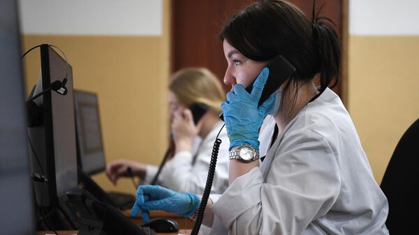 Студенты медицинского колледжа, работающие на линии колл-центра - Sputnik Беларусь