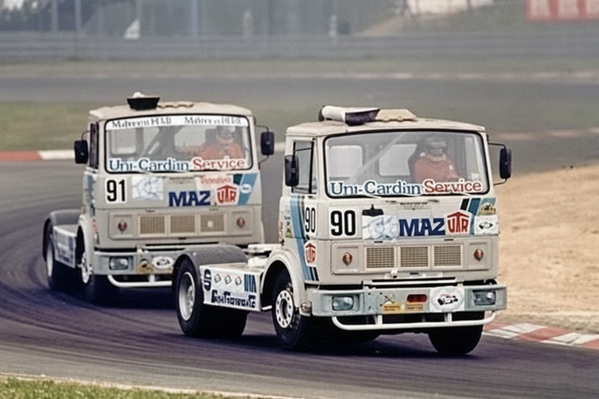 Гоначная гісторыя мінскіх грузавікоў пачалася яшчэ 1980-х, і пісалі яе вадзіцель &quot;Саўтрансаўта&quot; Сяргей Бялько, а потым адзін з лепшых беларускіх гоншчыкаў тых часоў Генадзь Драпкін. МАЗы спаборнічалі ў тым ліку на легендарных трасах &quot;Нюрбургрынг&quot; у Германіі і &quot;Хунгарынг&quot; у Венгрыі. Лепшы вынік беларускіх грузавікоў – другое месца ў французскім Дыжоне ў 1992 годзе. - Sputnik Беларусь
