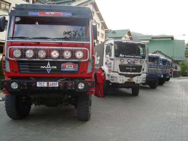 Гоначныя МАЗы ва ўжо звыклай нам чырвонай ліўрэі з’явіліся ў 2010 годзе – дакладней грузавік быў на той момант у адзіным экзэмпляры, на ім экіпаж у складзе пілота Пятра Орсіка, штурмана Андрэя Рудніцкага і механіка Дзмітрыя Запарошчанкі ўдзельнічаў у ралі-рэйдзе &quot;Шаўковы шлях&quot;, фінішаваўшы па выніку на 12 месцы. - Sputnik Беларусь