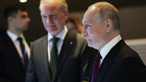 Президент РФ Владимир Путин и председатель правления Сбербанка Герман Греф на выставке - Sputnik Беларусь