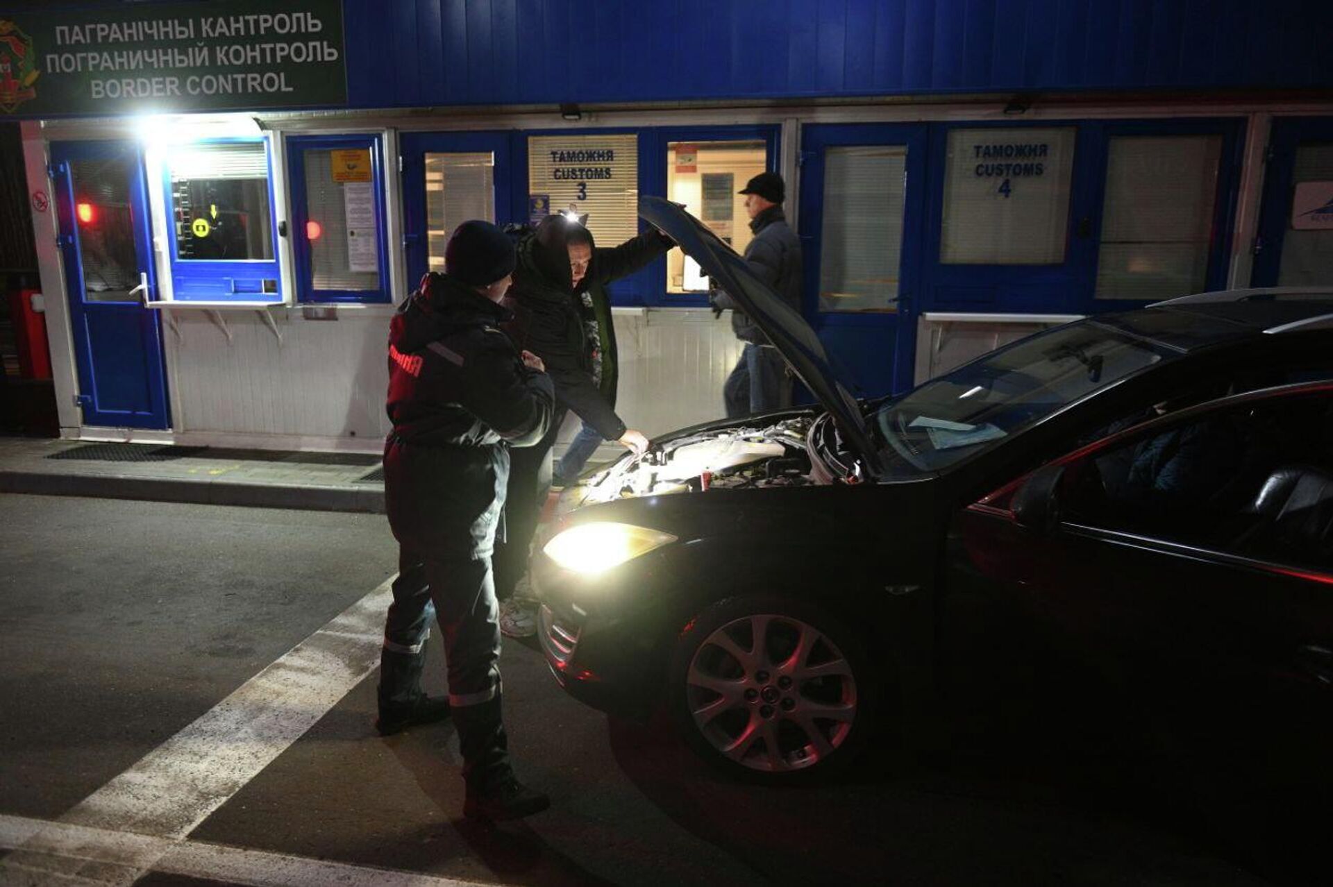 Первые водители проходят погранконтроль на белорусско-литовской границе