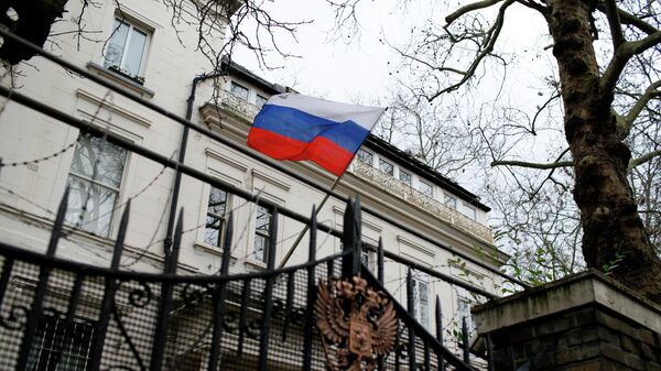 Российский флаг у консульского отдела посольства России в Лондоне  - Sputnik Беларусь